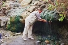 Händewaschen an den heissen Quellen